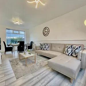 https://roundhay-lounger.yorkshirehotels.net